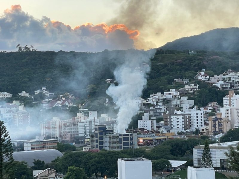 Inc&ecirc;ndio ocorreu no bairro Pantanal, em Florian&oacute;polis – Foto: Divulga&ccedil;&atilde;o/ND