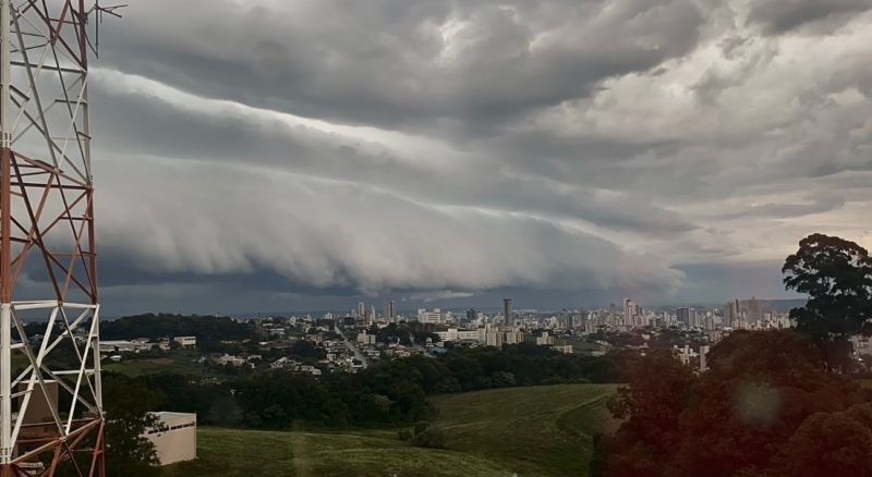 Nuvem gigante &lsquo;shelf cloud&rsquo; cobre c&eacute;u em cidade de SC para anunciar chegada de temporal – Foto: Willian Ricardo/ND