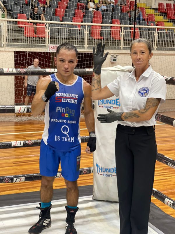 Charles Quintana comemora a vit&oacute;ria para o Boxe de S&atilde;o Jos&eacute; – Foto: divulga&ccedil;&atilde;o DS Team