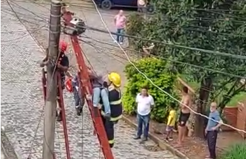 Vítima sendo atendida pelos bombeiros