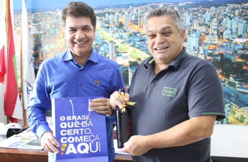 Prefeitos Cl&eacute;sio Salvaro e Jo&atilde;o Rodrigues reuniram-se nesta sexta-feira em Chapec&oacute; – Foto: Jhulian Pereira/Divulga&ccedil;&atilde;o/ND