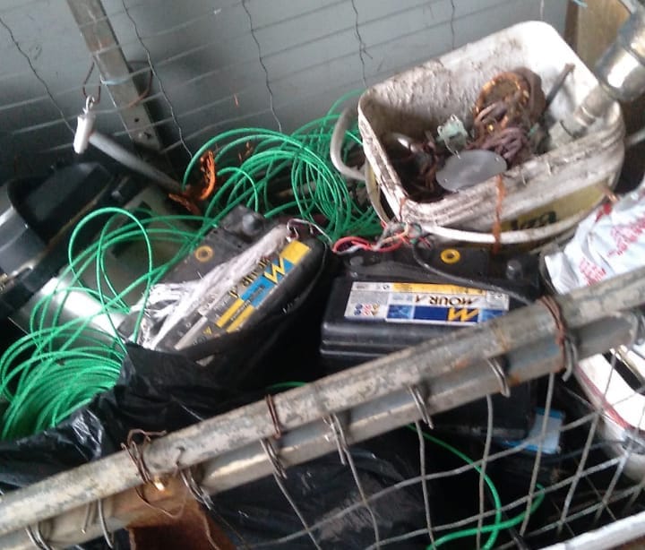 a imagem mostra baterias e material fiscalizado pela polícia