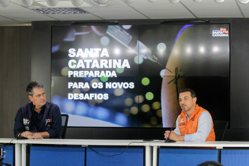 Secret&aacute;rio de Estado da Sa&uacute;de, Andr&eacute; Motta, e governador Carlos Mois&eacute;s durante entrevista coletiva – Foto: Leo Munhoz/ND
