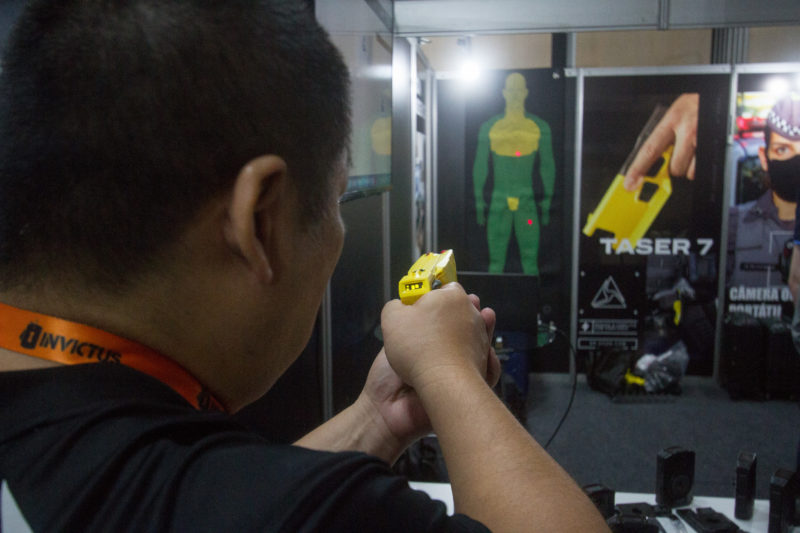 Agente de seguran&ccedil;a testa arma n&atilde;o letal durante o congresso do ano passado, em Florian&oacute;polis – Foto: Leo Munhoz/ND