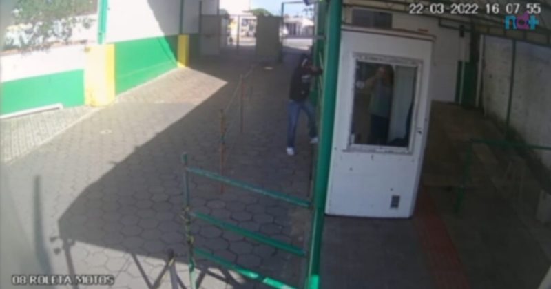 C&acirc;meras de seguran&ccedil;a flagraram a&ccedil;&atilde;o de assaltante – Foto: Reprodu&ccedil;&atilde;o/Internet