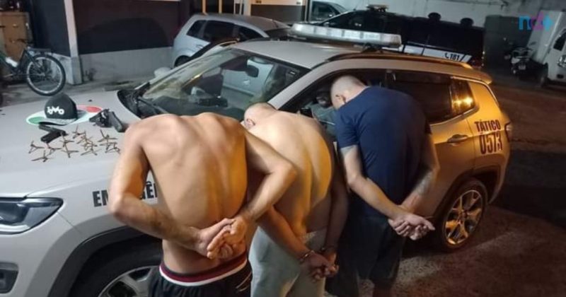 Tr&ecirc;s homens suspeitos de assaltar ag&ecirc;ncia banc&aacute;ria em Balne&aacute;rio Pi&ccedil;arras s&atilde;o presos – Foto: Pol&iacute;cia Militar/Divulga&ccedil;&atilde;o