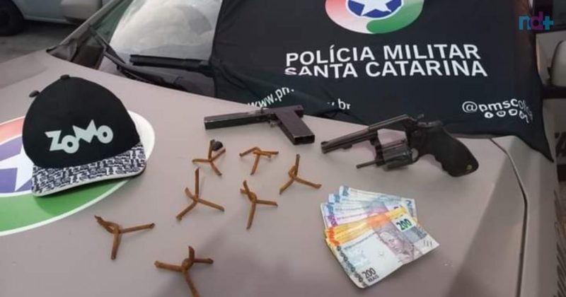Com os suspeitos, a pol&iacute;cia encontrou armas, dinheiro e pe&ccedil;as para furar pneus – Foto: Pol&iacute;cia Militar/Divulga&ccedil;&atilde;o