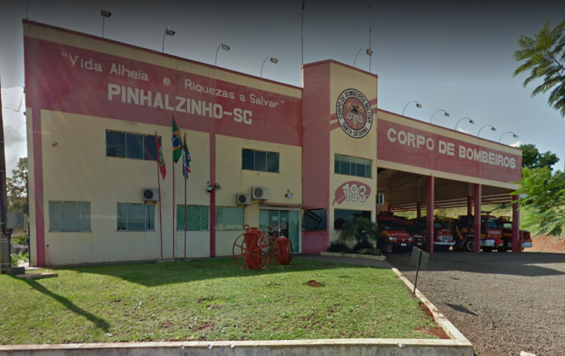 Fam&iacute;lia parou em frente ao quartel do Corpo de Bombeiros e foi atendida – Foto: Maps/ND