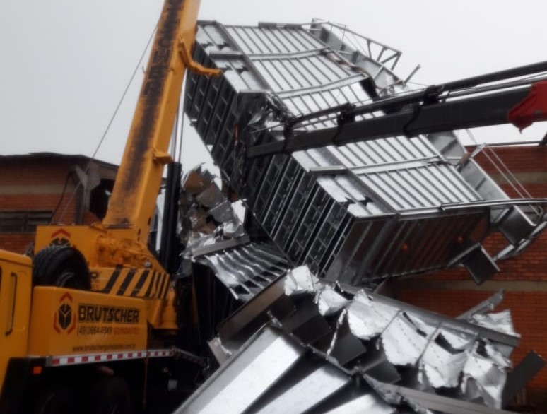 As v&iacute;timas estavam presas com cintos de seguran&ccedil;a no momento que o vendaval atingiu a regi&atilde;o e a estrutura colapsou, causando a queda dos trabalhadores e da estrutura – Foto: Corpo de Bombeiros/ND