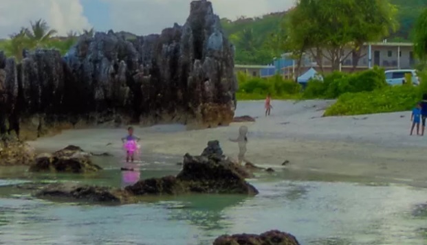 Crian&ccedil;a “fantasma” aparece em foto na praia – Foto: Reprodu&ccedil;&atilde;o/ Google Street View