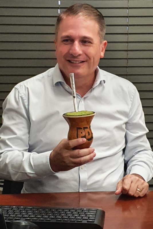 Deputado Altair Silva com cuia do antigo PDS – Foto: Marcelo Fleury/Divulga&ccedil;&atilde;o/ND