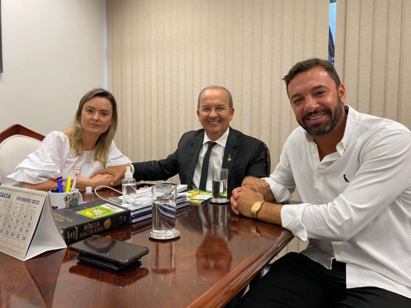 Deputado Daniel Freitas e advogada J&uacute;lia Zanatta anunciaram “acordo de paz” ap&oacute;s reuni&atilde;o com Jorginho Mello – Foto: Divulga&ccedil;&atilde;o/ND