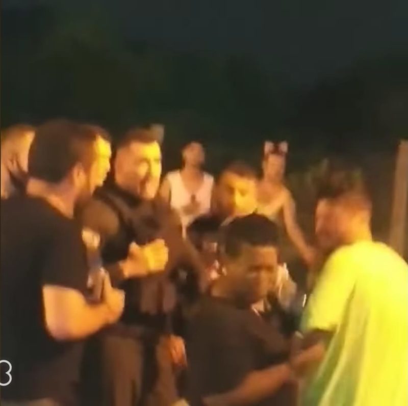 Imagens flagram momento em que s&oacute;cios da The Grand levam spray de pimenta no rosto – Foto: Reprodu&ccedil;&atilde;o/Internet