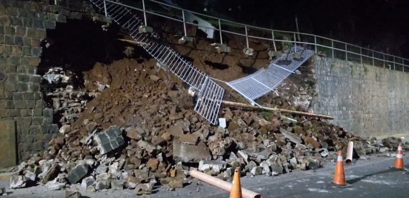 Parte de muro de pedra desaba e interrompe trânsito em Concórdia; VÍDEO, Santa Catarina