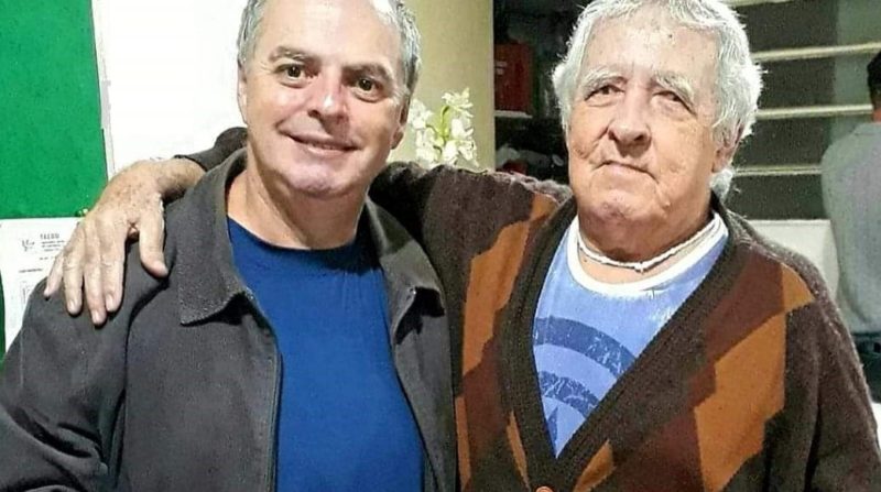 Demica ao lado do sobrinho Renato Americano. – Foto: acervo fam&iacute;lia/DN