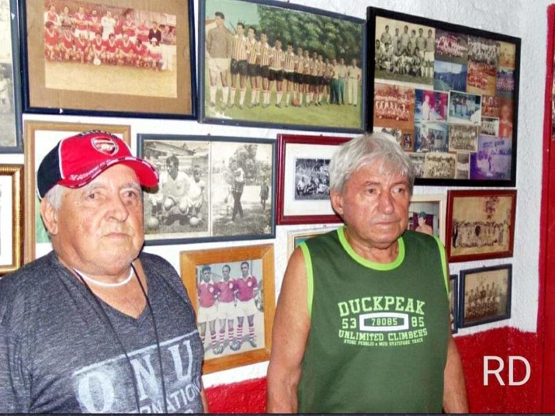 Demica (de bon&eacute;) ao lado do irm&atilde;o Cola. Sempre em prol do Am&eacute;rica de Barreiros e do futebol amador – Foto: Renato Americano/ND