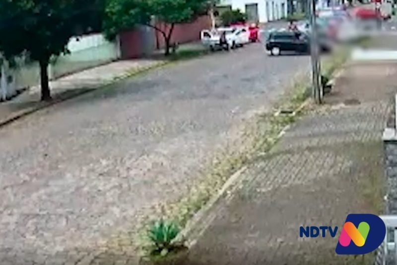 C&acirc;meras de seguran&ccedil;a flagraram momento em que torcida atacou viatura em Joinville – Foto: Reprodu&ccedil;&atilde;o/ND