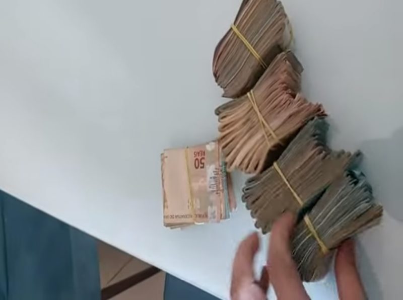 Ma&ccedil;os de dinheiro que o advogado mostrava em v&iacute;deos na internet – Foto: Youtube/Divulga&ccedil;&atilde;o/ND