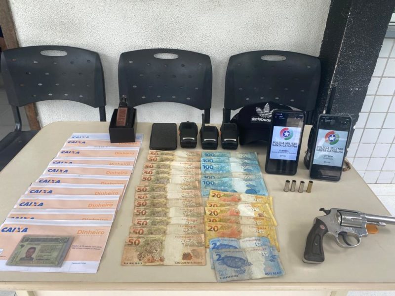 Com o suspeito foram apreendidos arma, muni&ccedil;&atilde;o e dinheiro – Foto: PMSC/Divulga&ccedil;&atilde;o/ND