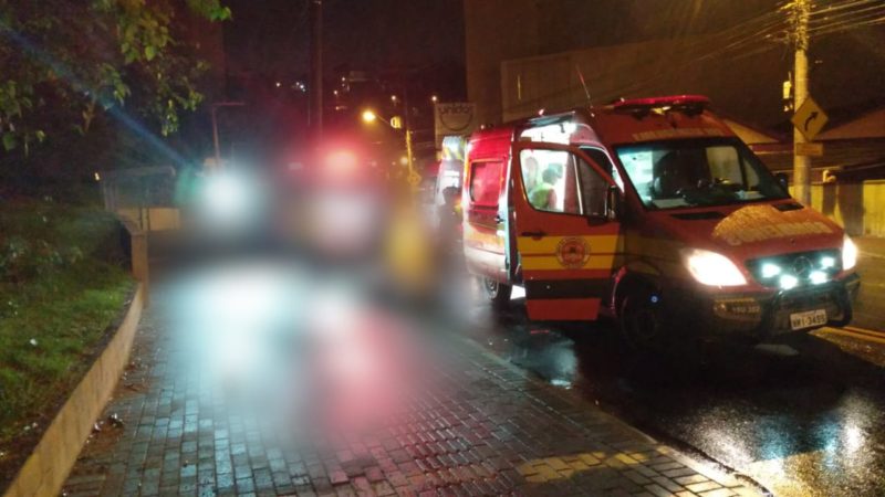 Motociclista de 30 anos morre ap&oacute;s colidir contra um poste na rua Bahia, em Blumenau – Foto: Divulga&ccedil;&atilde;o/CBM SC/ND
