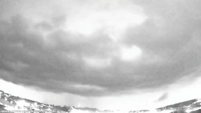 Virada do tempo com raios e nebulosidade impressiona moradores – Foto: Divulga&ccedil;&atilde;o/Meteoros Monte Castelo/ND