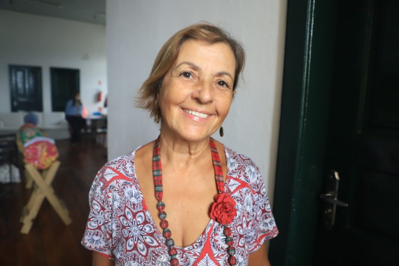 Ana Maria Santa Helena, de 66 anos, participou do projeto “Colorindo o Mercado Público com Crochê” &#8211; Foto: Divulgação PMF/ND