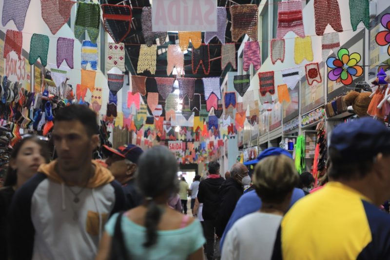 Duas mil bandeirinhas de crochê coloridas enfeitam o Mercado Público de Florianópolis &#8211; Foto: Divulgação PMF/ND