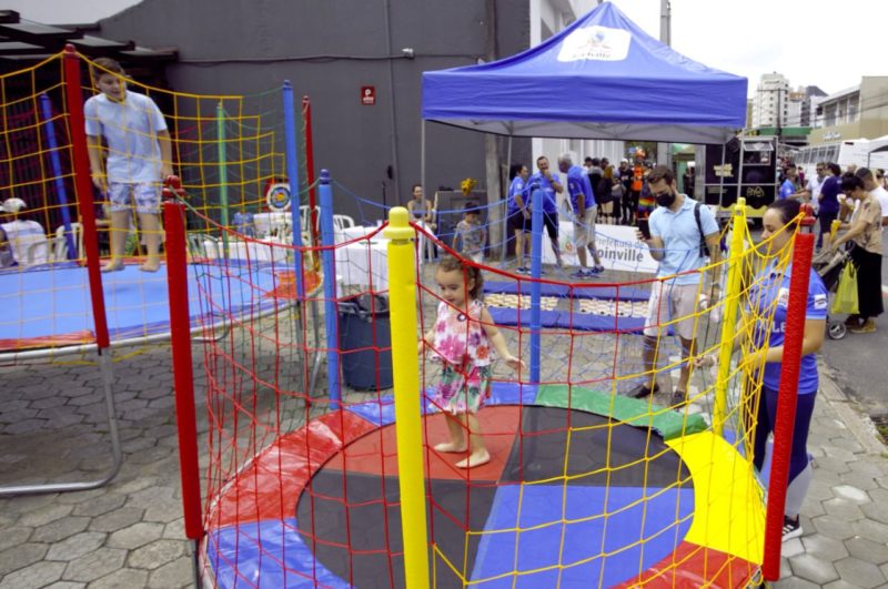 cama elástica e crianças brincando