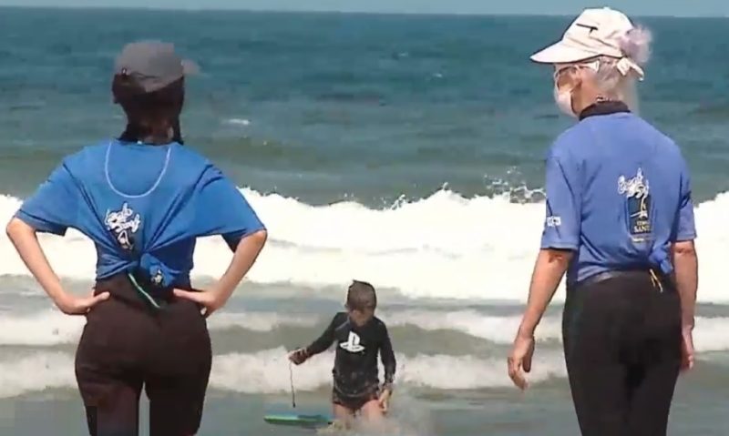 Conhe&ccedil;a Dona Lo, que aos 75 anos come&ccedil;ou a fazer aulas de surfe em Florian&oacute;polis – Foto: Reprodu&ccedil;&atilde;o/NDTV RecordTV