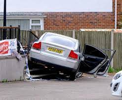 Ap&oacute;s sair das ferragens, a m&atilde;e foi socorrida pela pol&iacute;cia – Foto: The Sun/Reprodu&ccedil;&atilde;o/ND