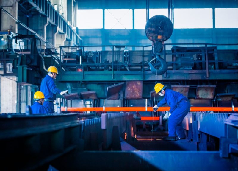 A imagem mostra homens trabalhando em uma empresa