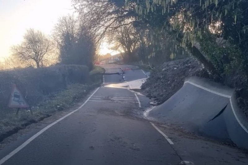 Trechos da rodovia ficaram intransit&aacute;veis ap&oacute;s movimentos inexplic&aacute;veis – Foto: Reprodu&ccedil;&atilde;o/YouTube