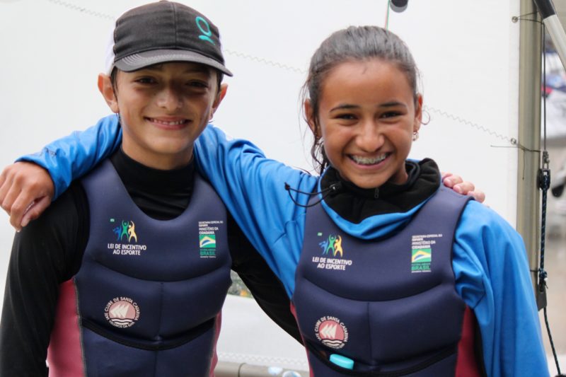 Davi Neves e Mel Paradeda s&atilde;o o Veleiros da Ilha, Floripa e o Brasil no Mundial de Optimist – Foto: Danilo Caboclo/SixComm
