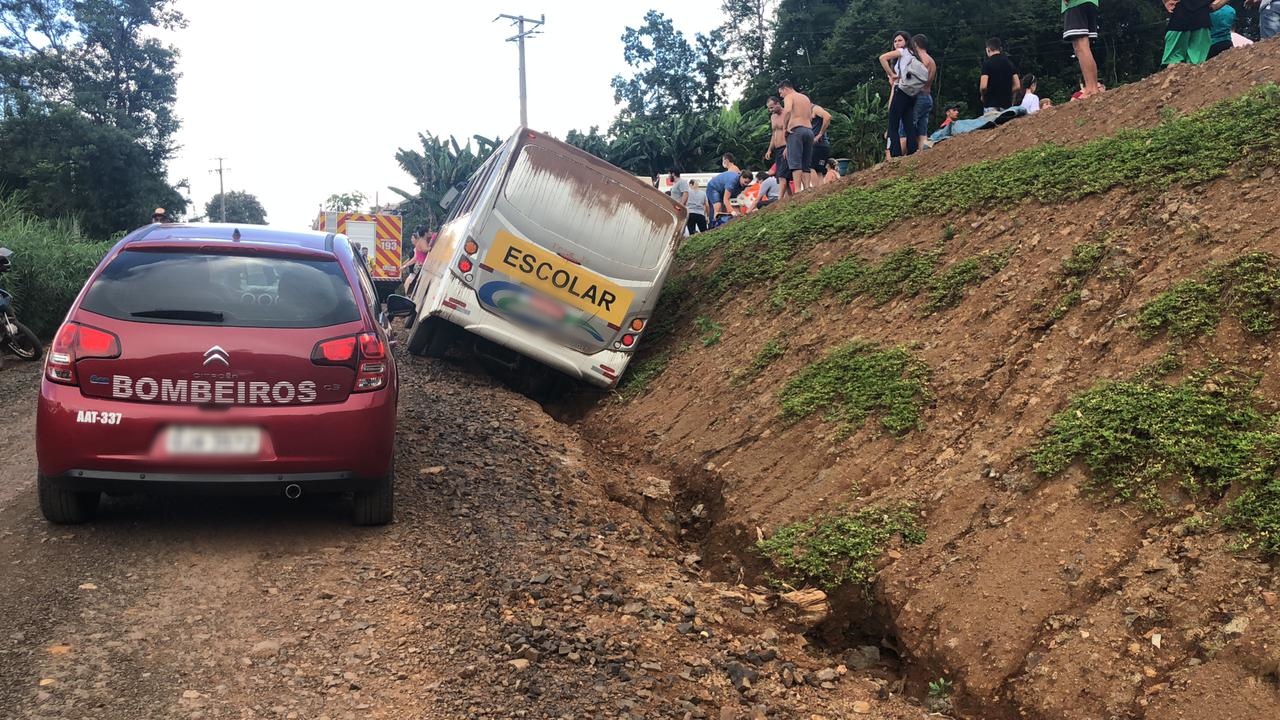 Micro-ônibus que transportava crianças para a escola sai da pista