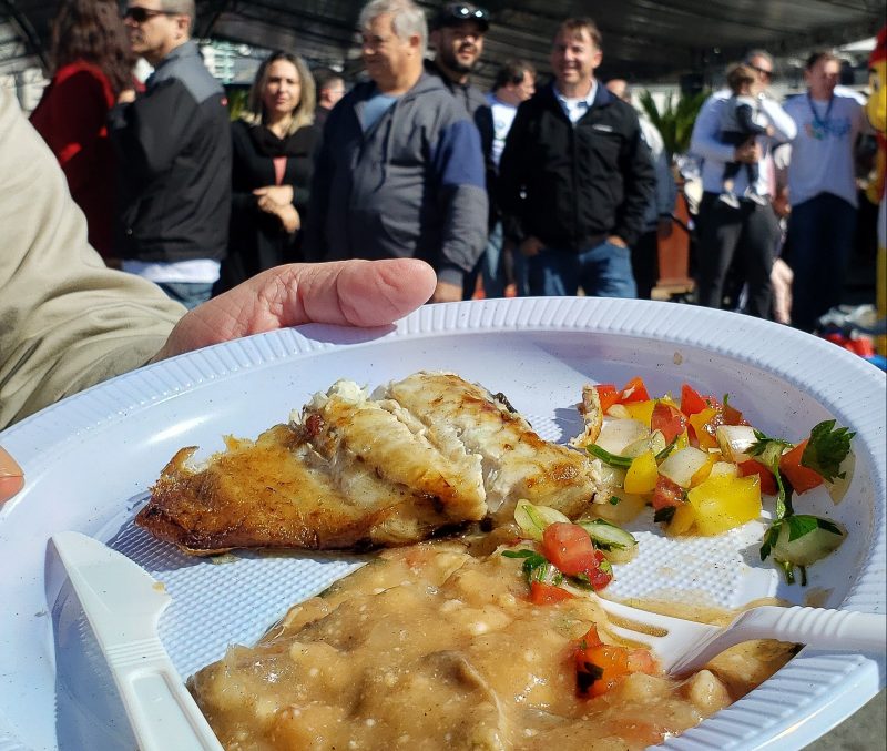 Prato de peixe entregue na festa Imagem de prato de peixe e vinagrete
