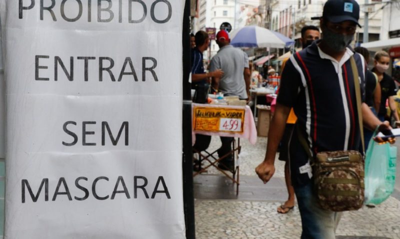 Movimenta&ccedil;&atilde;o de pessoas no centro da cidade no primeiro dia de flexibiliza&ccedil;&atilde;o do uso de m&aacute;scaras ao ar livre no Estado do Rio de Janeiro. – Foto: Fernando Fraz&atilde;o/Ag&ecirc;ncia Brasil/ND