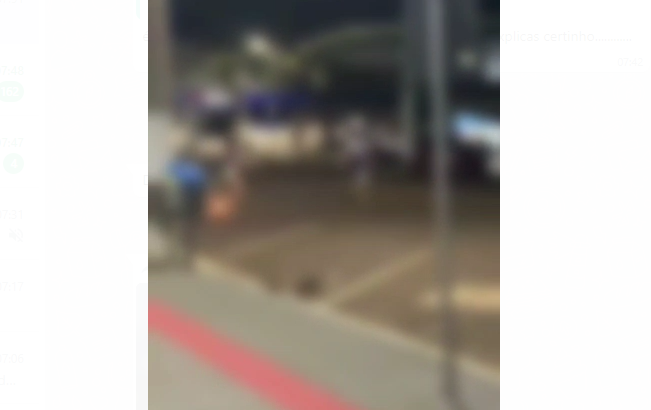 Uma das v&iacute;timas deixou uma pe&ccedil;a de roupa cair enquanto fugia – Foto: Reprodu&ccedil;&atilde;o/Internet