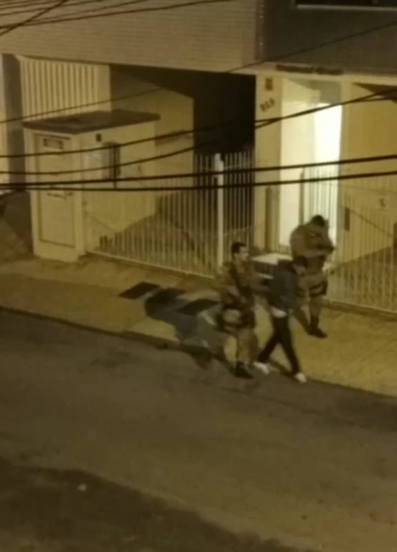 Imagens mostram o momento que que policiais prendem um dos suspeitos – Foto: Reprodu&ccedil;&atilde;o/ND