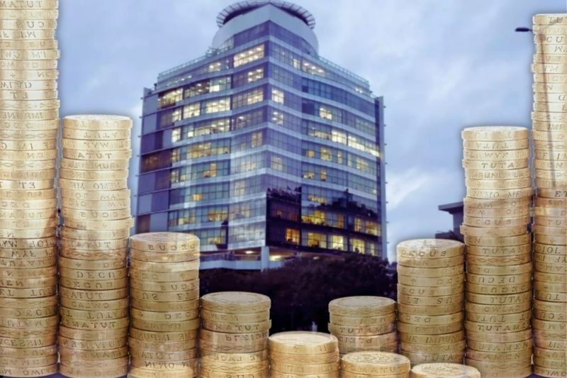 Montagem de moedas sobre foto da fachada do TCE-SC – Foto: Banco de Imagens/ND