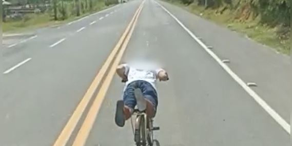Ciclista &agrave; l&aacute; Super-Homem ultrapassa caminh&atilde;o e v&iacute;deo viraliza – Foto: Tai&oacute; Mil Grau/Divulga&ccedil;&atilde;o
