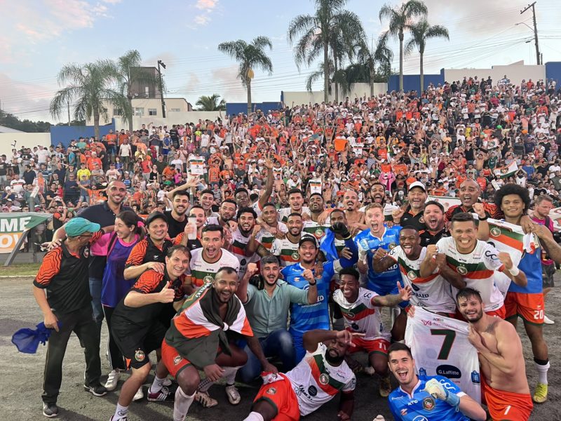 Cambori&uacute; festeja com a torcida a vaga na final do Catarinense e a vaga na Copa do Brasil 2023. Fazendo hist&oacute;ria. – Foto: Cambori&uacute;/ND