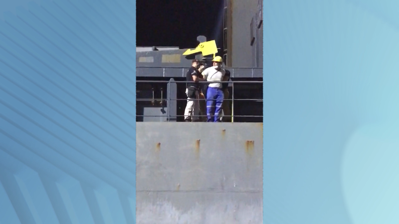 Imagem do momento em que trabalhador é detido no Porto de São Francisco do Sul