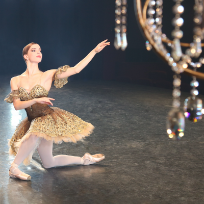 A foto retrata a bailarina no palco