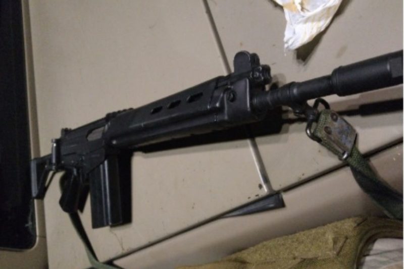 Fuzil que teria sido furtado em acidente em Blumenau foi encontrado em Araquari – Foto: PM/Divulga&ccedil;&atilde;o