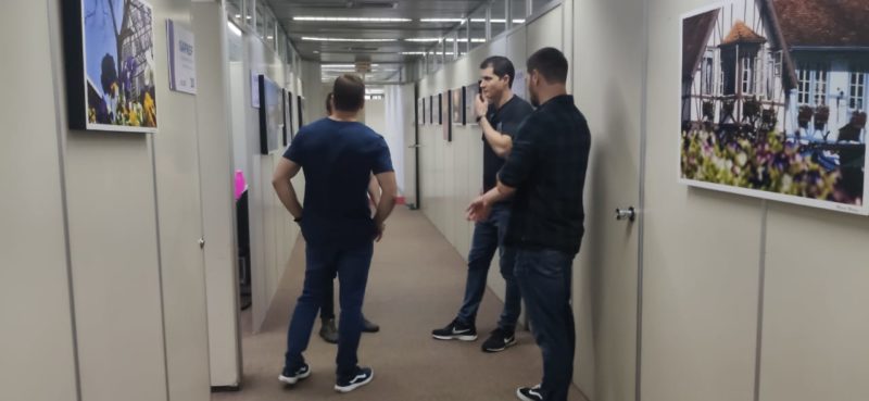 Policiais do Gaeco iniciaram investiga&ccedil;&atilde;o em computadores da Prefeitura de Blumenau na manh&atilde; desta quinta-feira (24) – Foto: St&ecirc;v&atilde;o Limana/NDTV