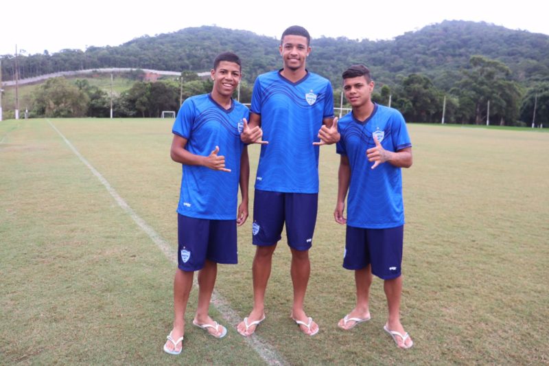 No CT do clube em Cambori&uacute;, garotos antes do embarque para a Alemanha – Foto: Divulga&ccedil;&atilde;o/Multim&iacute;dia Comunica&ccedil;&atilde;o/ND