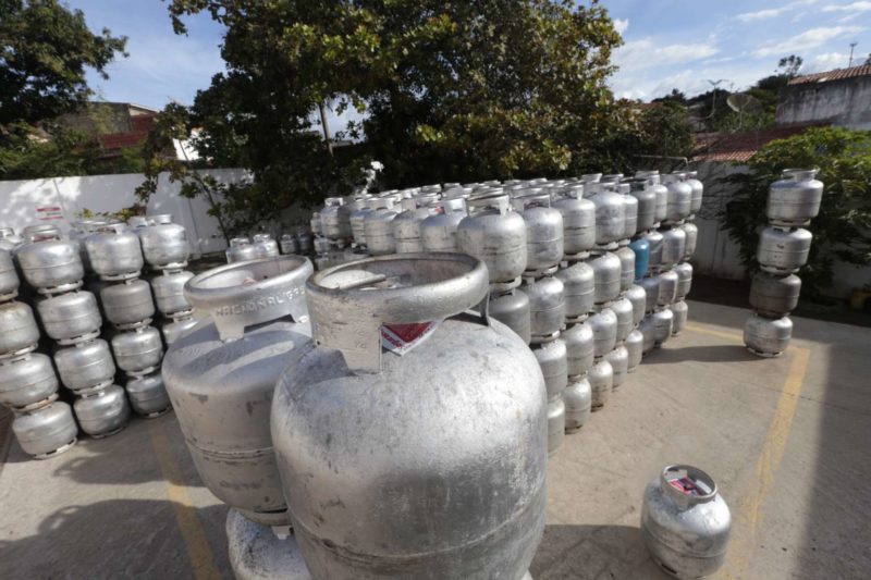 Botijões de gás na cor cinza para ilustrar matéria sobre aumento no preço do gás