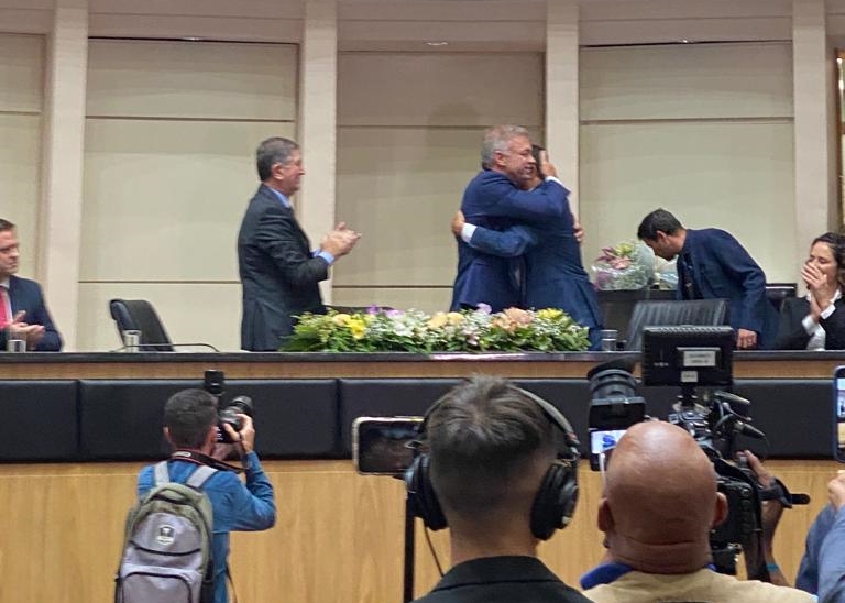 Gean Loureiro transmite cargo ao vice Top&aacute;zio Neto – Foto: Fabio Gadotti/ND