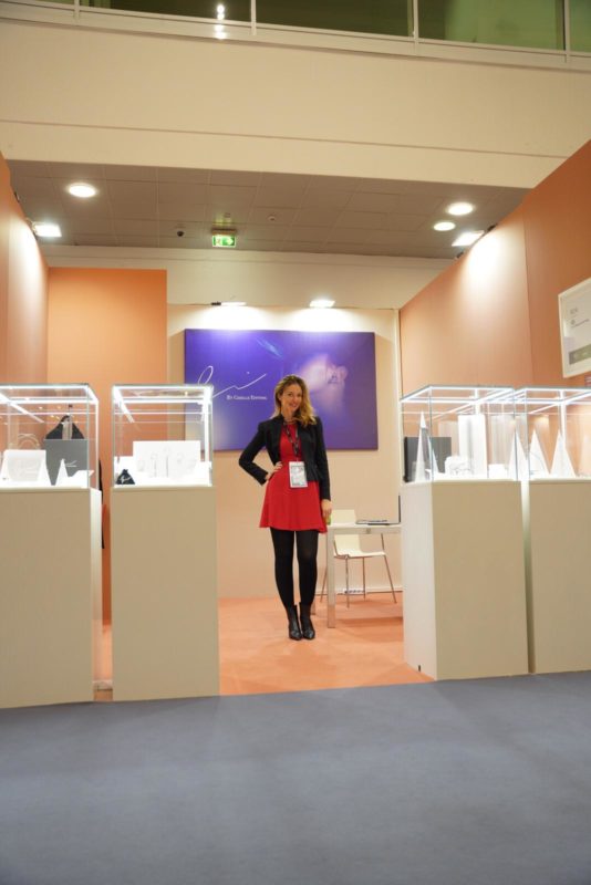 Designer catarinense fazendo a primeira participa&ccedil;&atilde;o em feira de joias&nbsp; – Foto: Divulga&ccedil;&atilde;o/Giselle Effting