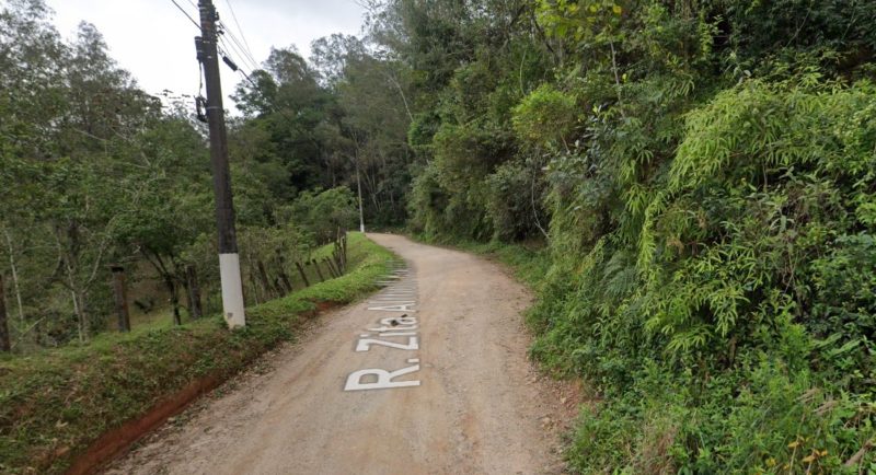 Corpo foi achado amarrado em uma estrada de ch&atilde;o na rua Ana Zita Althoff Koerich, no bairro Colonia Santana. – Foto: Google Street View/Divulga&ccedil;&atilde;o/ND